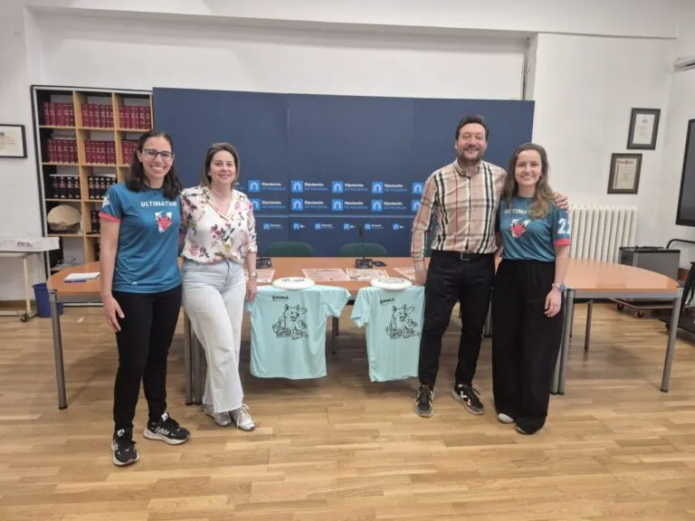 Presentación del torneo nacional de Ultimate Frisbee en Astudillo con organizadores y participantes.