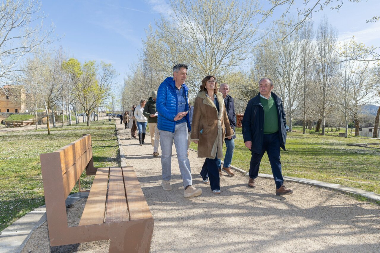 Grupo de personas caminando por el parque del Canal de Castilla en Grijota