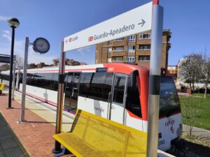 Tren de Renfe en la estación de León hacia Guardo-Apeadero