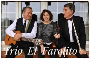 El Trío El Farolito posando con instrumentos musicales en un evento