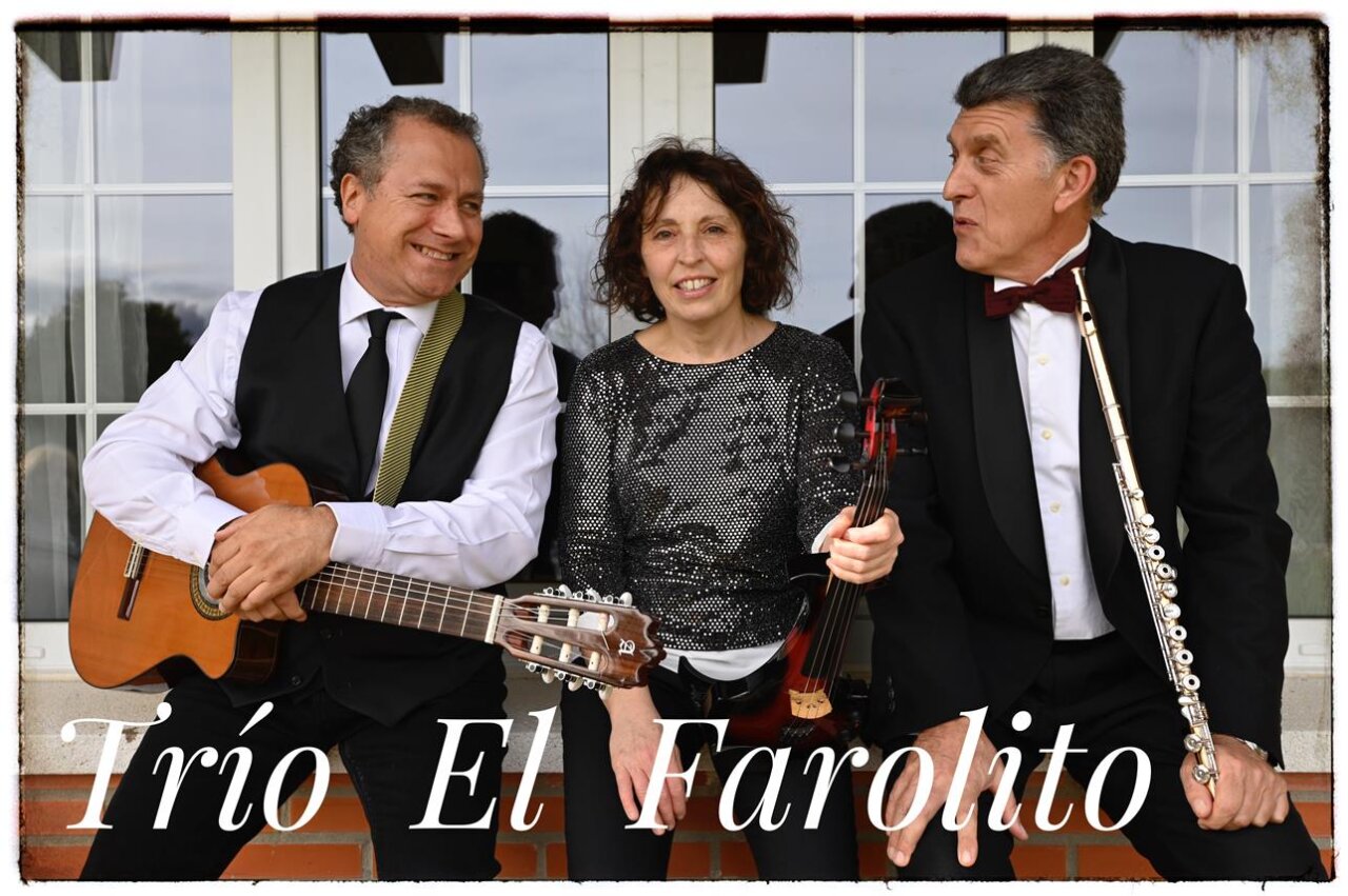 El Trío El Farolito posando con instrumentos musicales en un evento