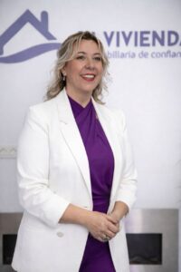 Teresa Hernández sonriente en la inauguración de la oficina de Tu Vivienda en Saldaña