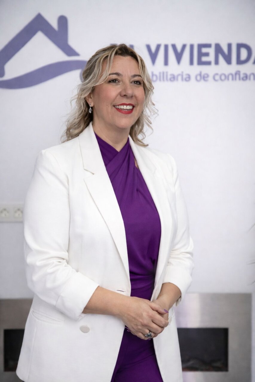 Teresa Hernández sonriente en la inauguración de la oficina de Tu Vivienda en Saldaña