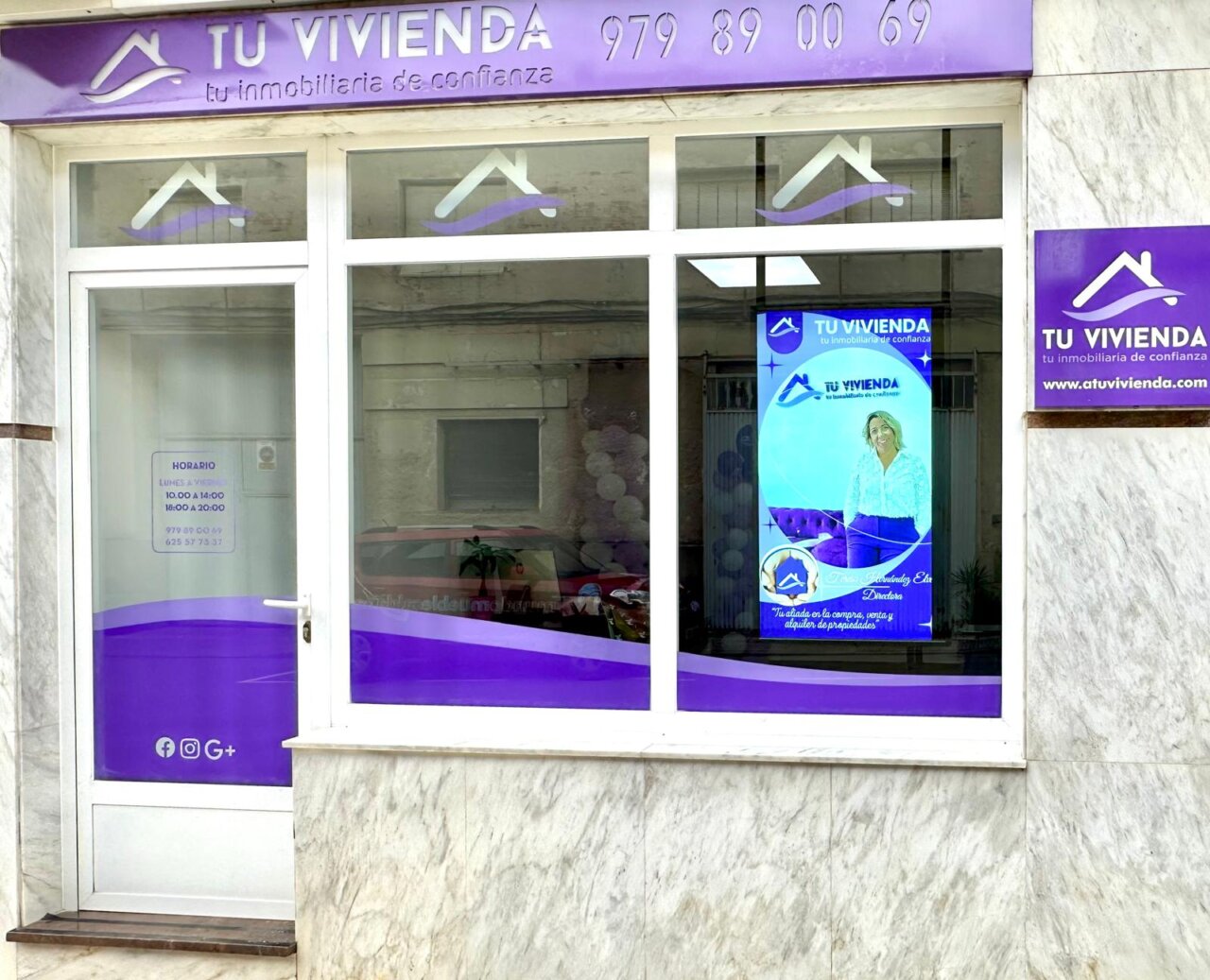 Fachada de la oficina de Tu Vivienda en Saldaña con horario y contacto visible.