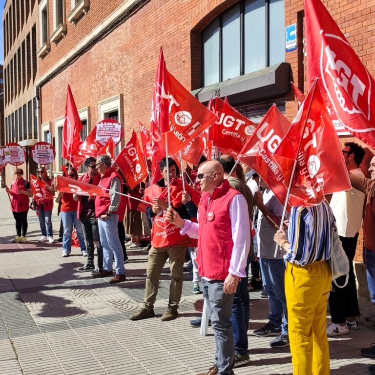 Concentración de UGT en Palencia con banderas rojas y participantes