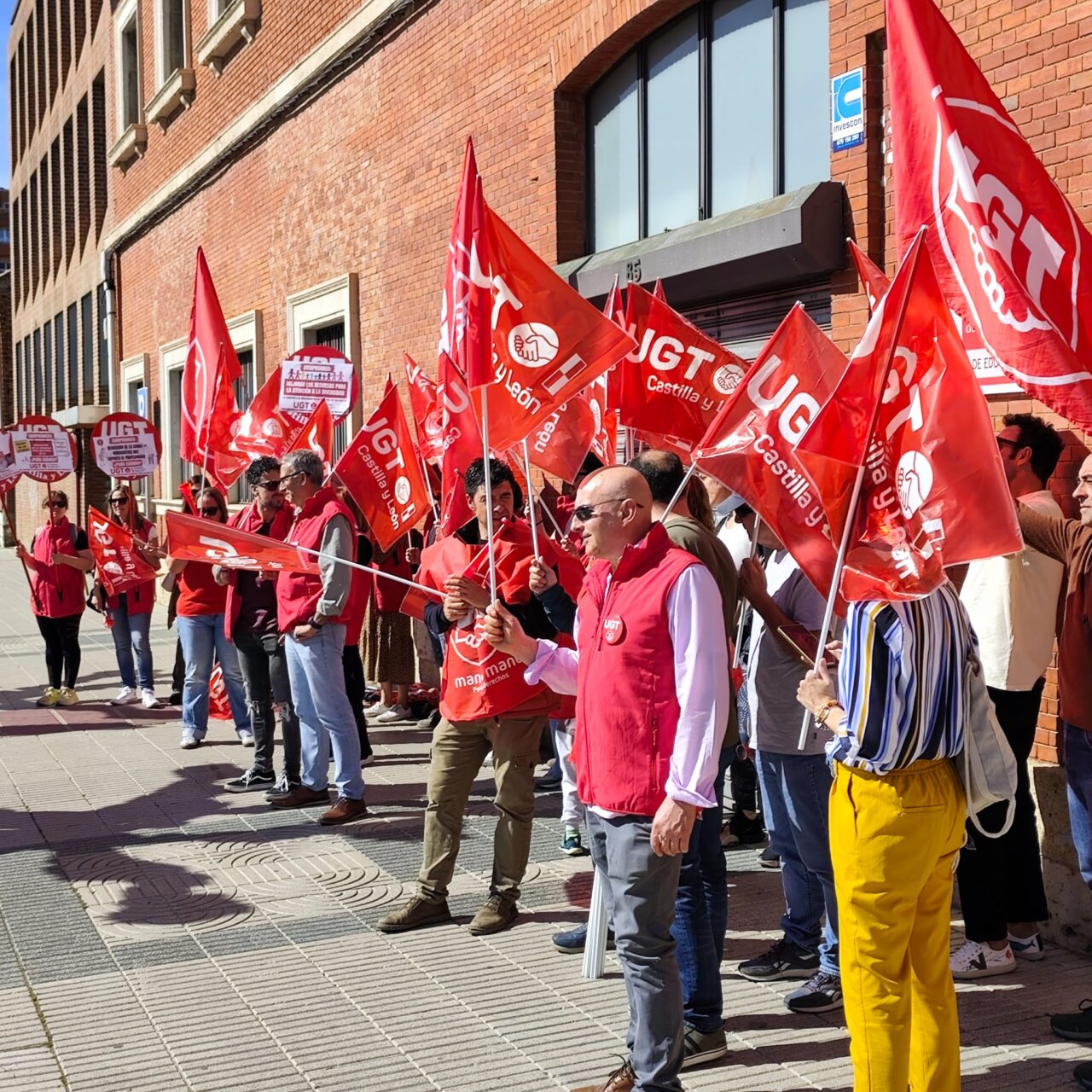 Concentración de UGT en Palencia con banderas rojas y participantes