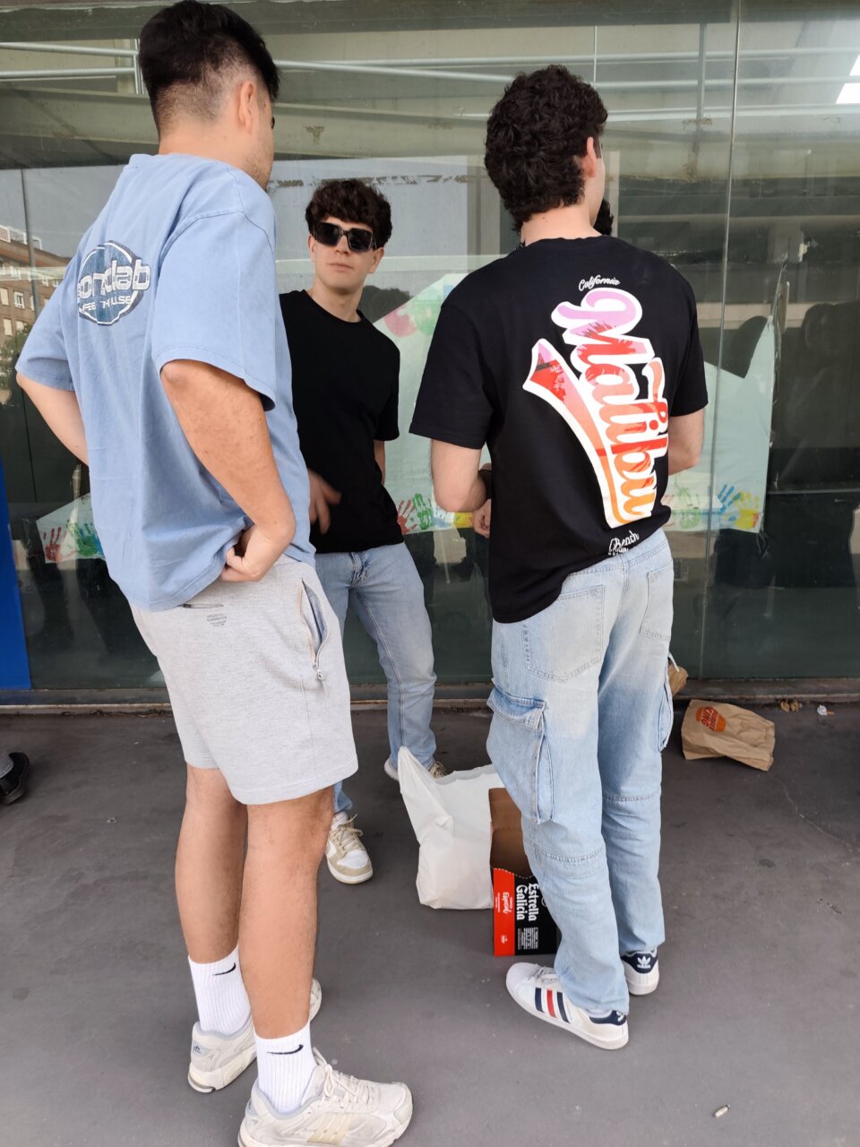 Grupo de jóvenes conversando en la cola para entradas