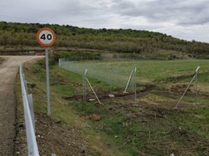 Vallas instaladas en el campo para proteger linces en Palencia
