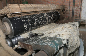 Máquina procesando lana de ovino en una instalación agrícola