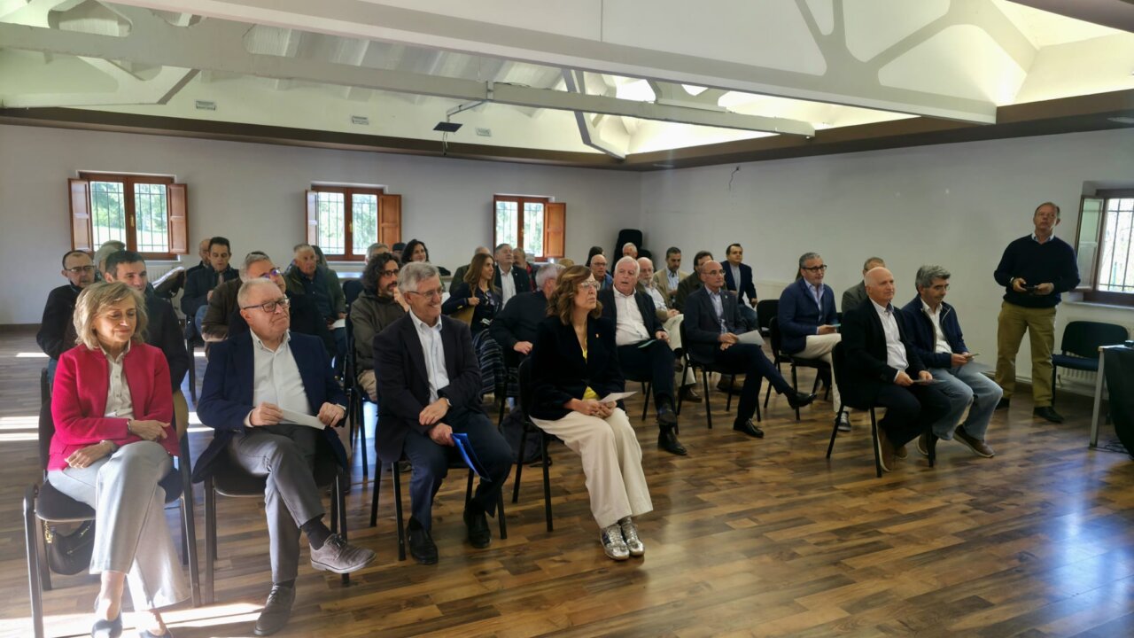 Asistentes a la inauguración de la Capital Española de las Montañas 2026 en Velilla del Río Carrión.