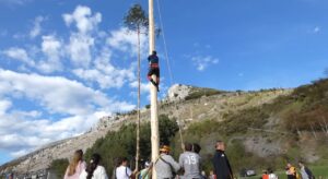 Participantes en la pinada del mayo en Velilla del Río Carrión