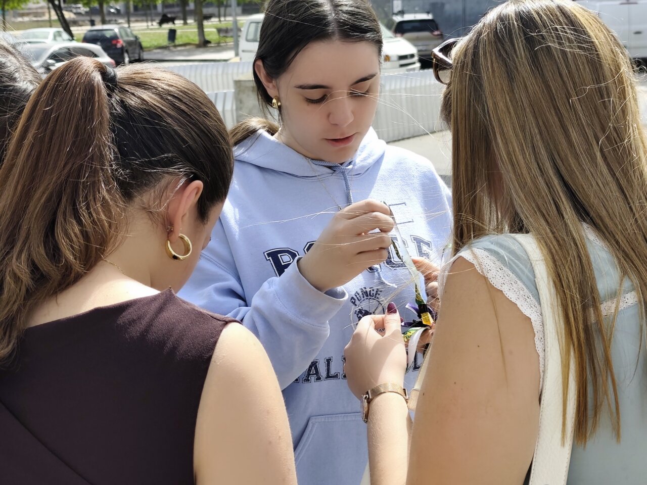 Grupo de jóvenes recibiendo pulseras para la ITA en La Balastera