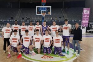 Equipo CB Palencia Online posando con camisetas de apoyo en el pabellón