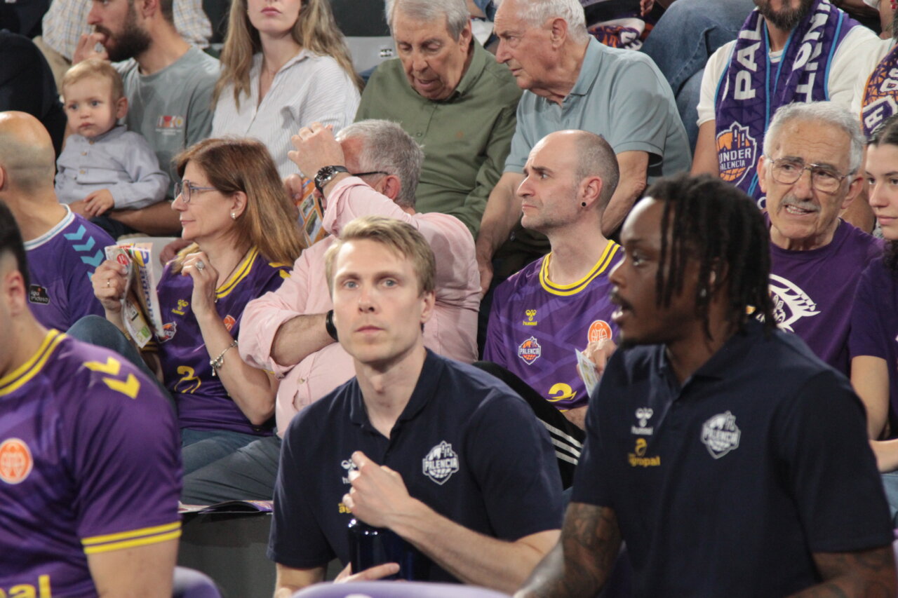 Aficionados animando al Súper Agropal Palencia durante un partido de baloncesto