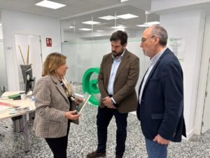 Subdelegado del Gobierno en Palencia durante visita a la AECC