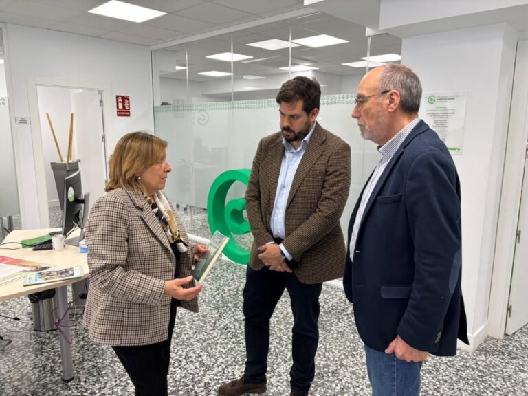 Subdelegado del Gobierno en Palencia durante visita a la AECC