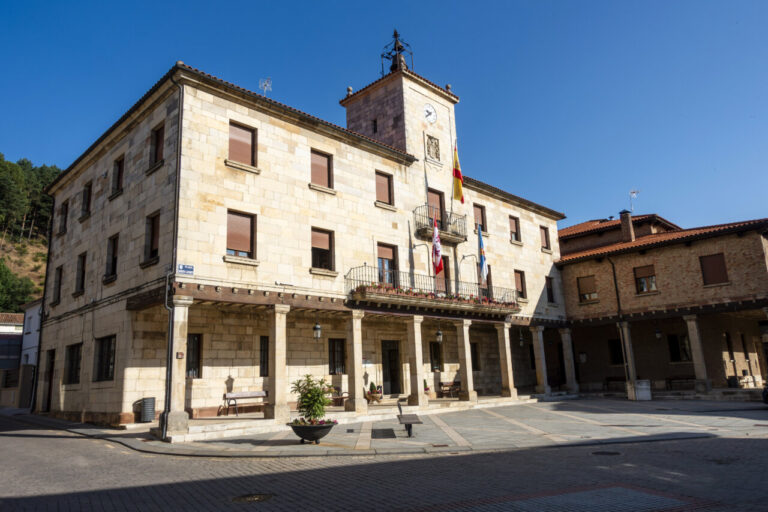 Vista del ayuntamiento de Cervera de Pisuerga en un día soleado