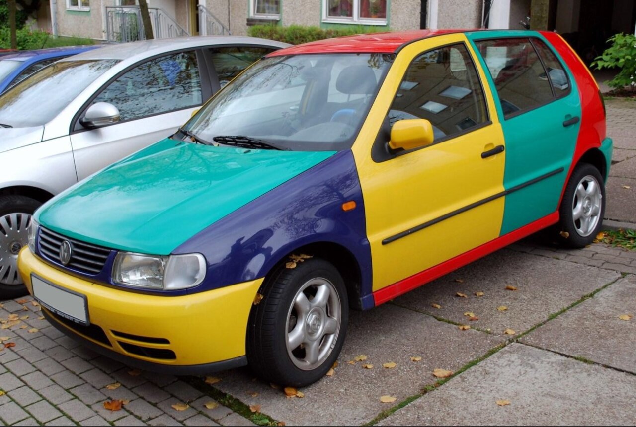Volkswagen Polo Harlequín de colores vibrantes estacionado en la calle