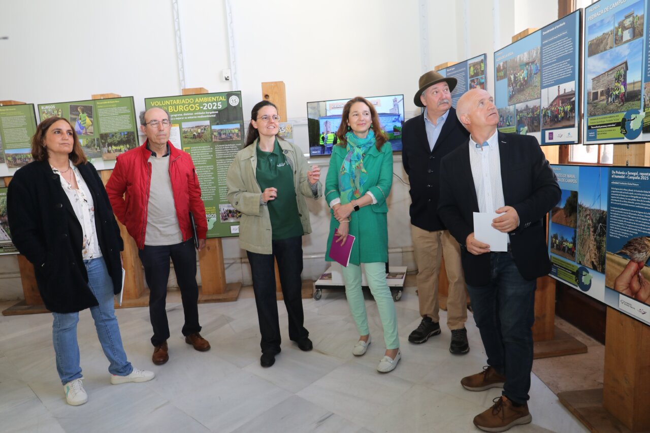 Grupo de personas en una exposición sobre proyectos ambientales en Palencia