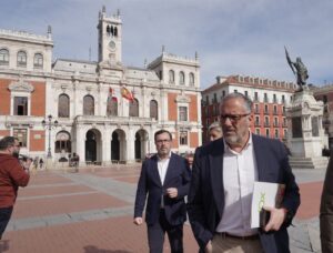 José Antonio Fúster de Vox en la plaza frente a la Casa Consistorial