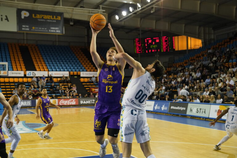 Jugador de baloncesto lanzando a canasta durante un partido