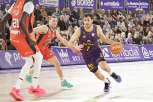 Jugador de baloncesto en acción durante un partido