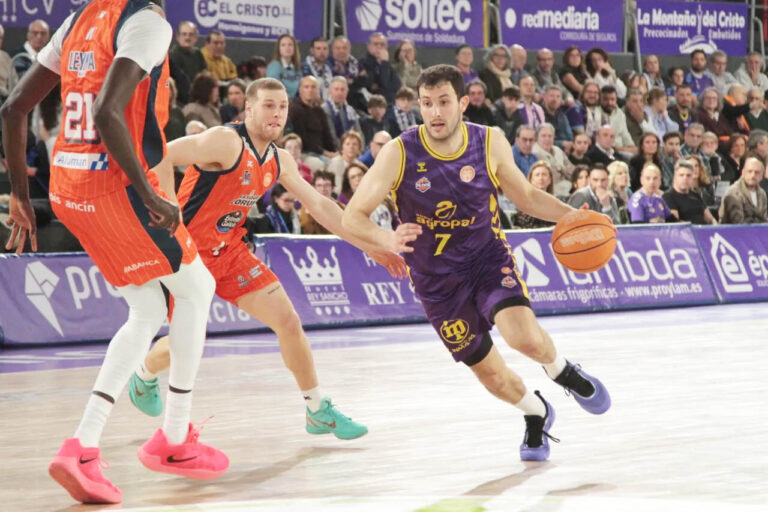 Jugador de baloncesto en acción durante un partido
