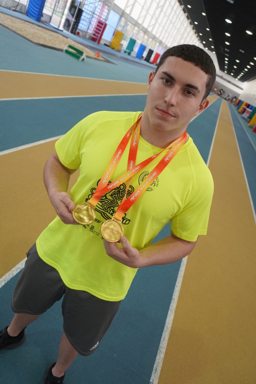Yeray Royuela sosteniendo medallas de oro en un gimnasio