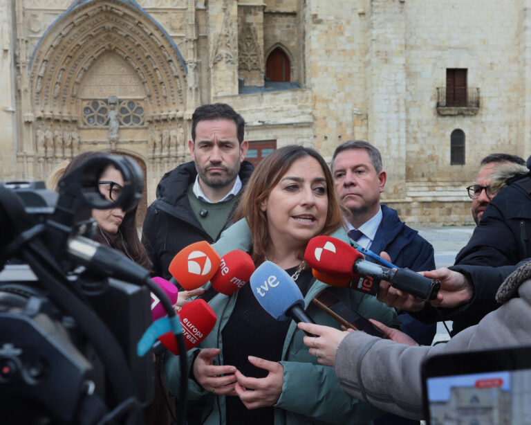 Miriam Andrés hablando con periodistas en Palencia sobre el PSOE