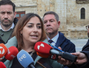 Miriam Andrés hablando con periodistas en Palencia sobre el PSOE