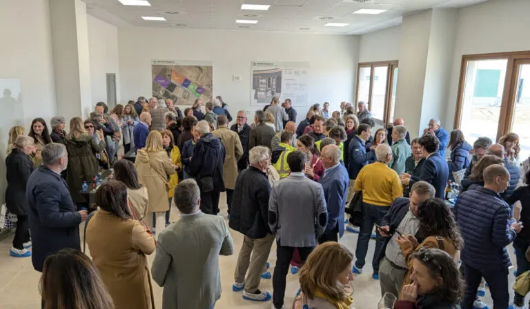 Grupo de ingenieros en la inauguración del Complejo Agroindustrial en Paredes de Nava