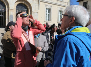 Personas observando un eclipse solar con gafas especiales en Palencia.