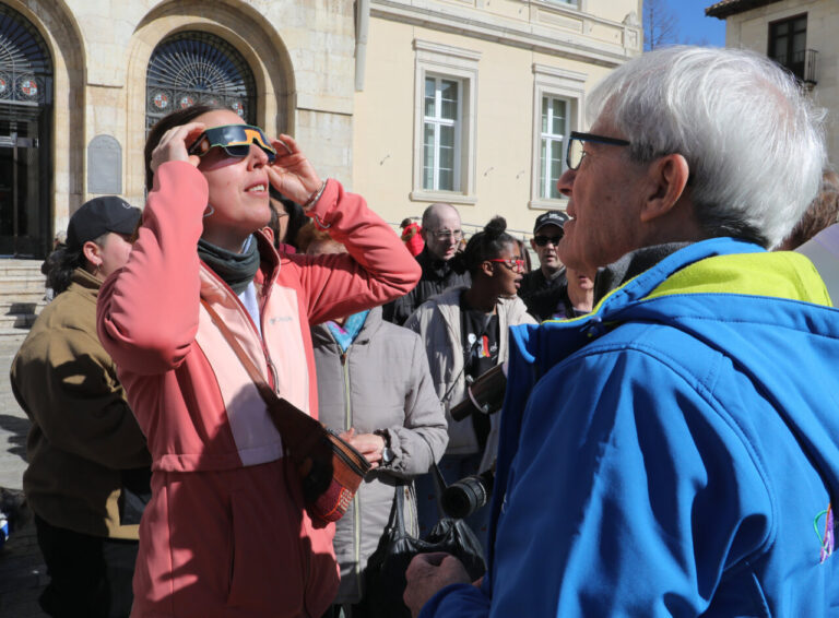 Personas observando un eclipse solar con gafas especiales en Palencia.