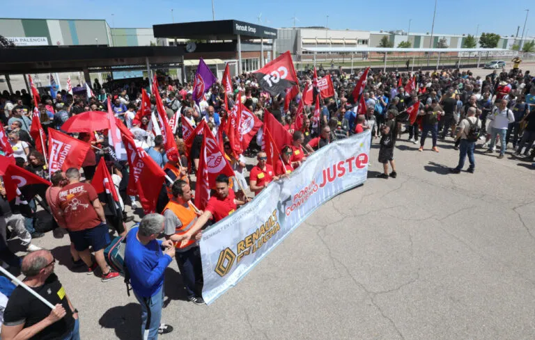 Protesta de trabajadores de Renault en Palencia con banderas y pancartas