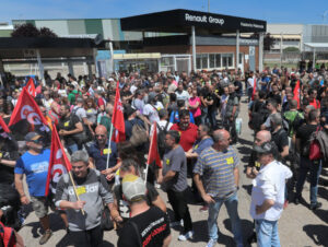 Multitud de trabajadores en protesta frente a la fábrica de Renault en Palencia