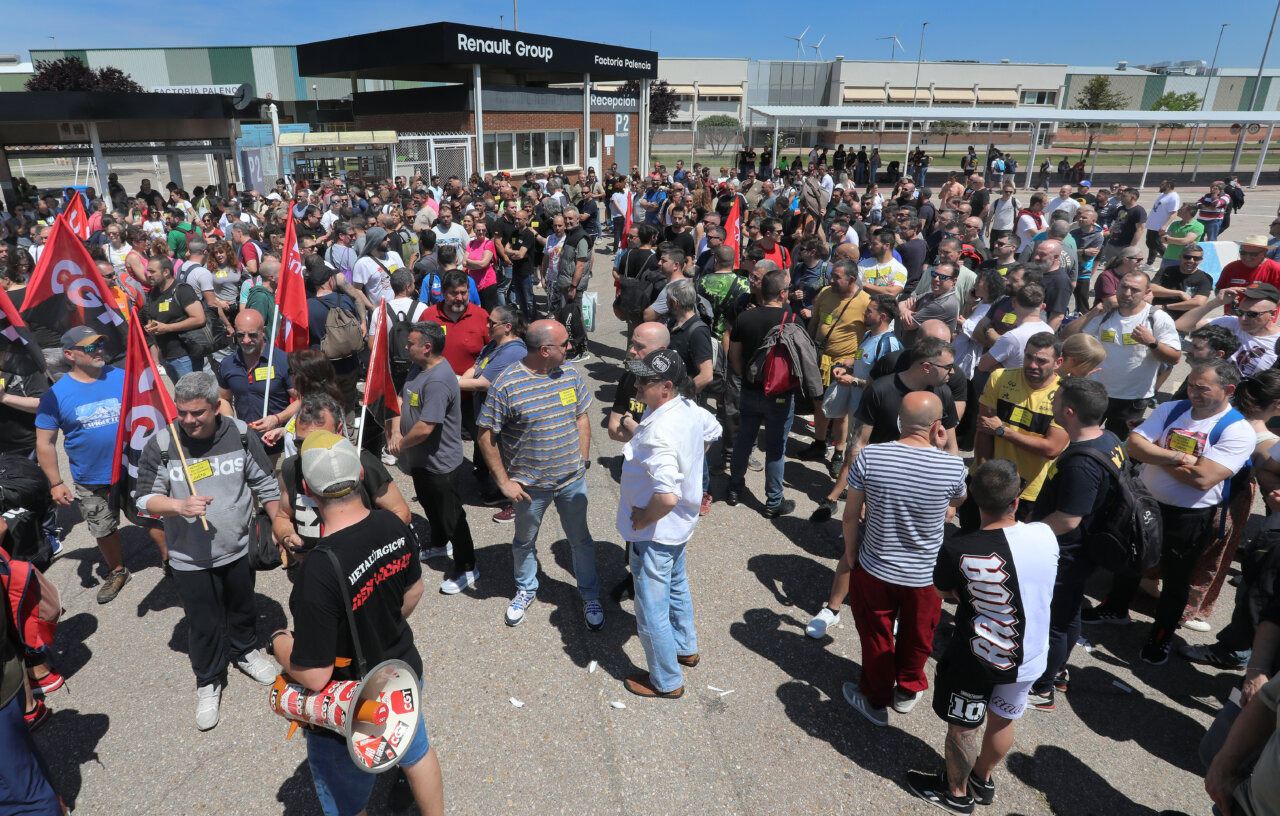 Multitud de trabajadores en protesta frente a la fábrica de Renault en Palencia