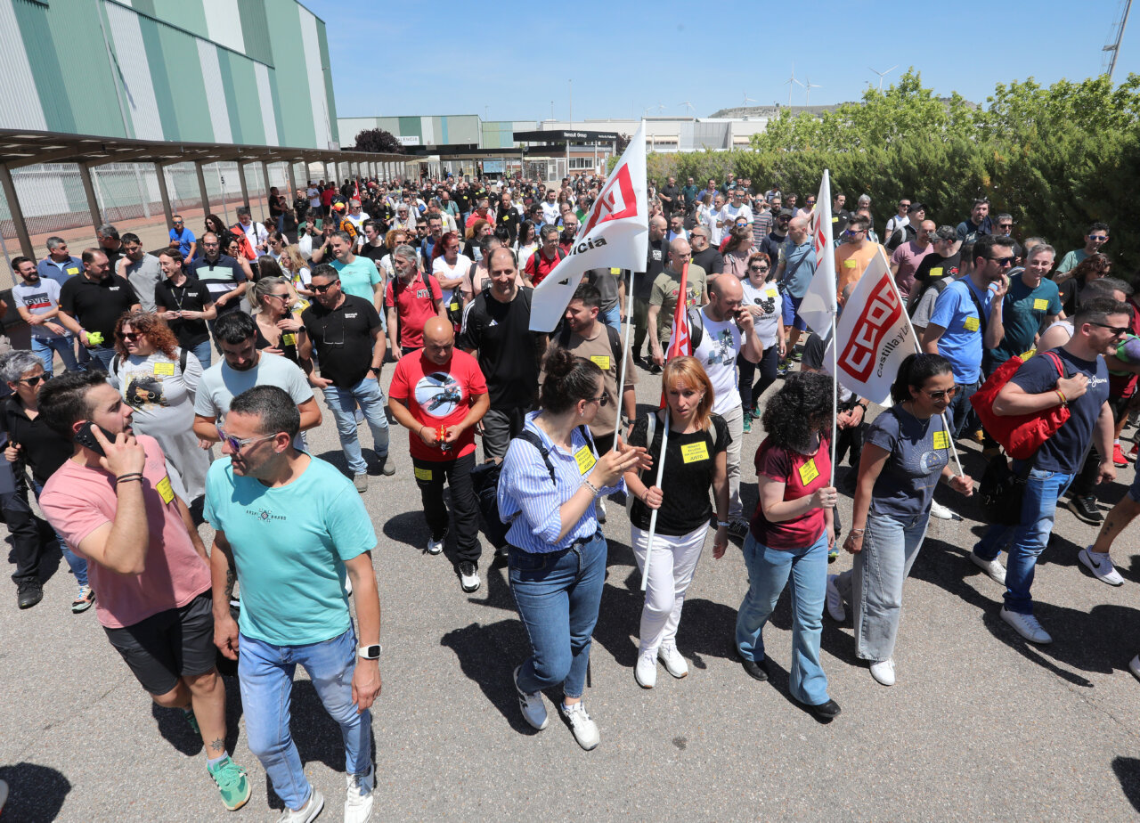 Multitud de trabajadores en protesta frente a la fábrica de Renault en Palencia