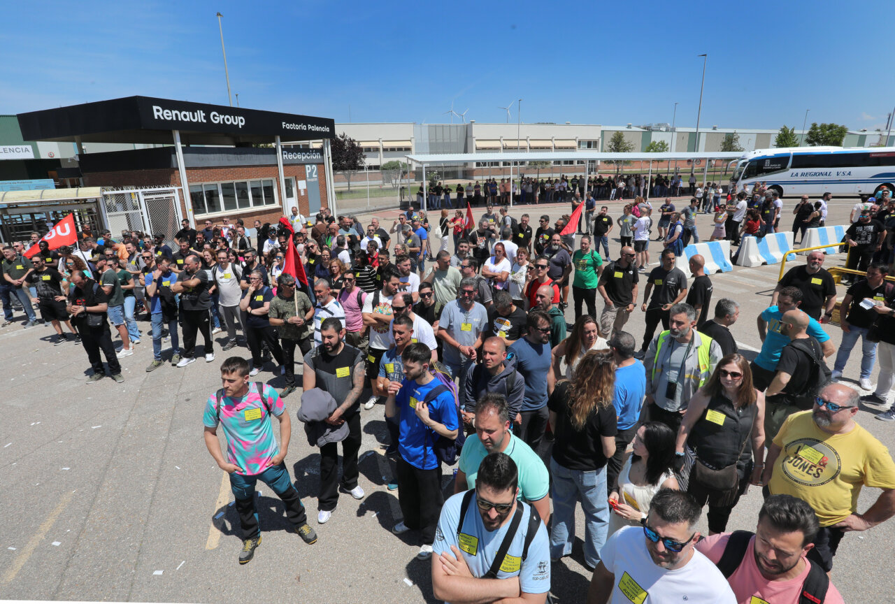 Protesta de trabajadores de Renault en Palencia con banderas y pancartas.