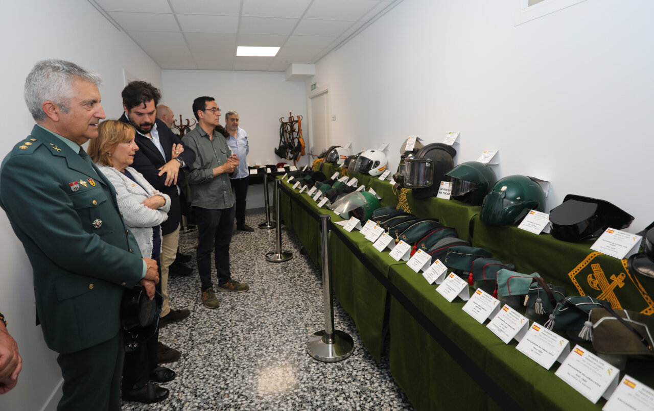 Exposición de prendas de cabeza de la Guardia Civil en Palencia