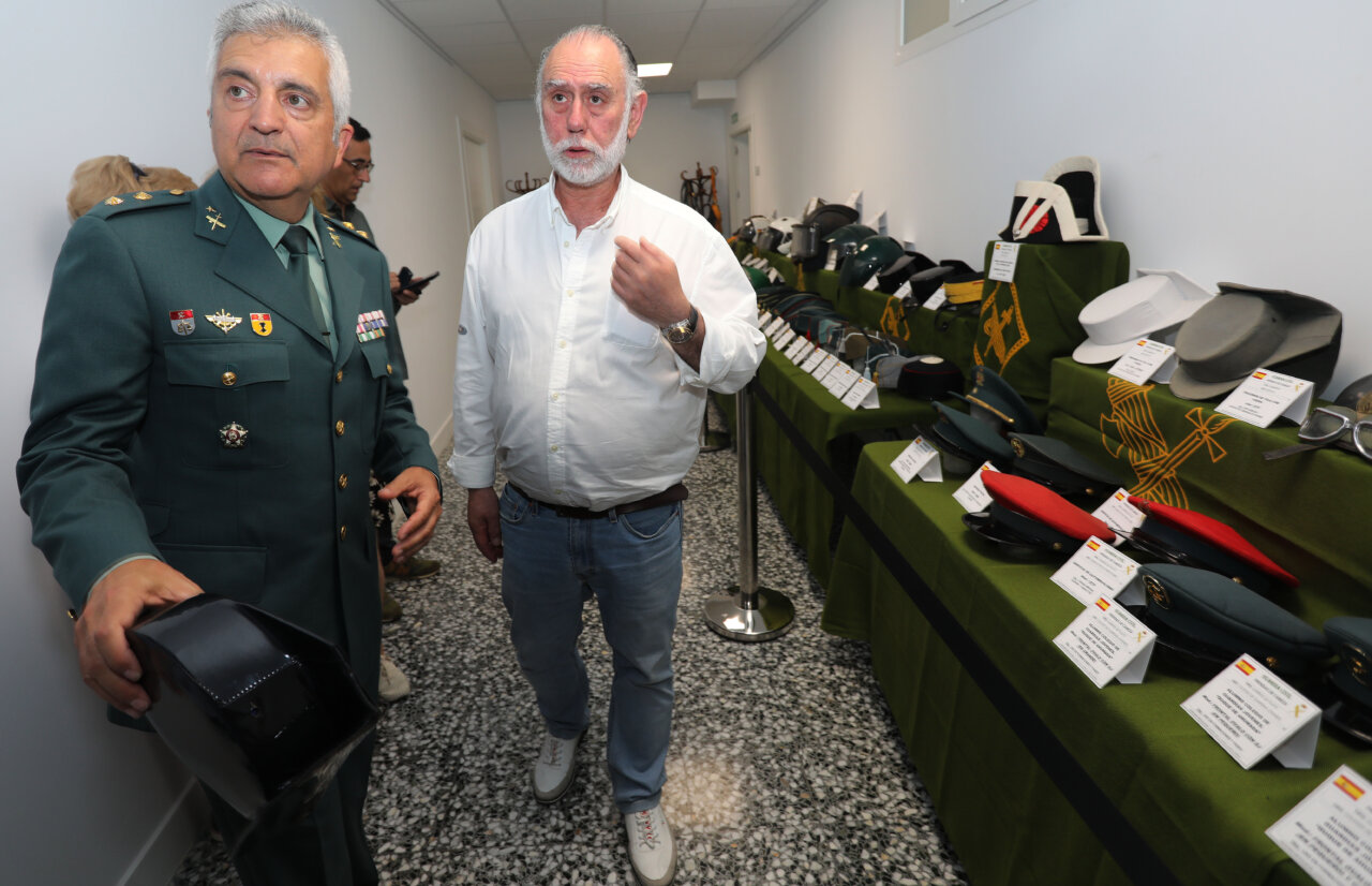 Exposición de prendas de cabeza de la Guardia Civil en Palencia.