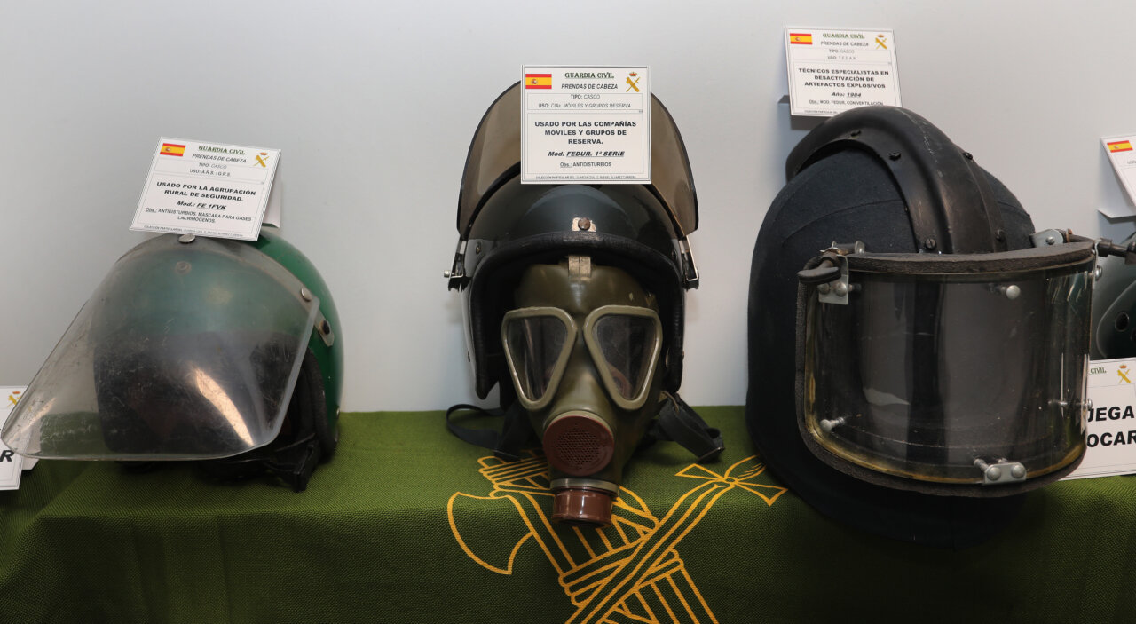 Diversos cascos y prendas de cabeza de la Guardia Civil en exposición