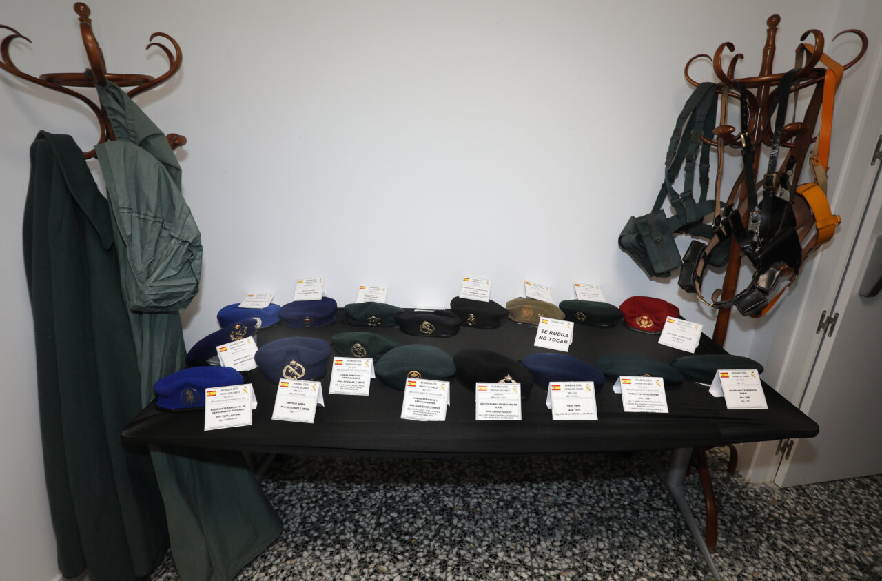 Exposición de prendas de cabeza de la Guardia Civil en Palencia