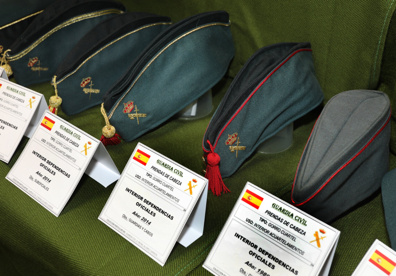 Diversas prendas de cabeza de la Guardia Civil en exposición