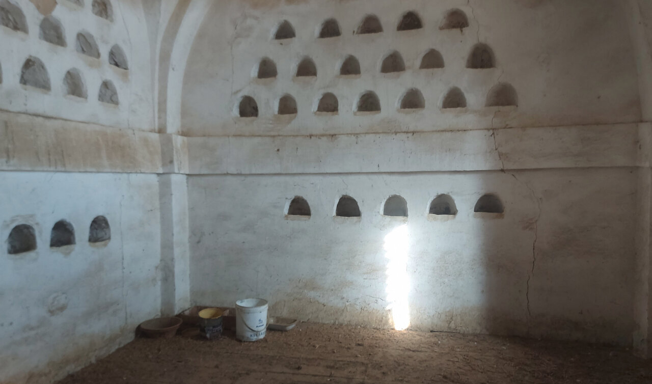 Interior de la iglesia de San Pedro en Villalcázar de Sirga con nichos