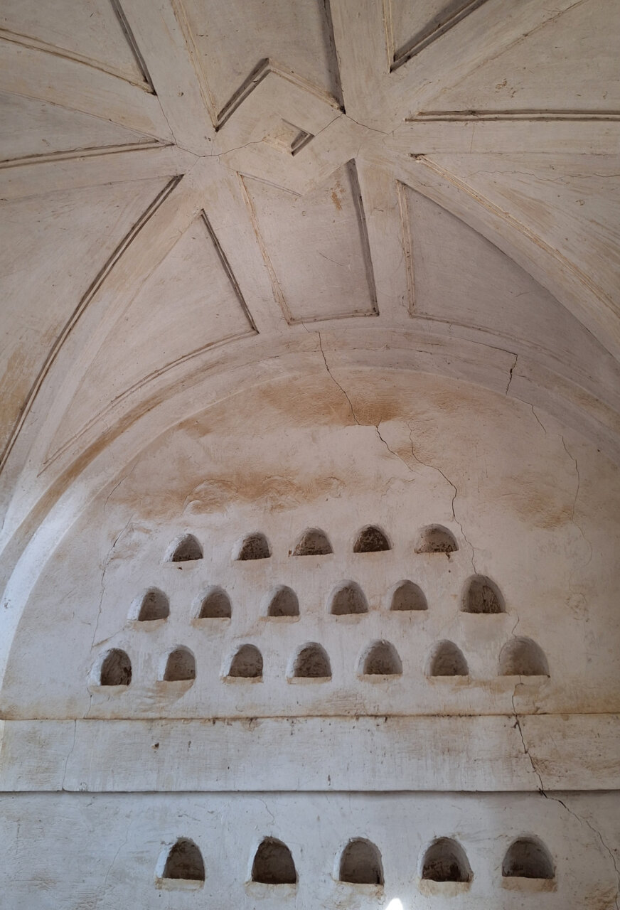 Interior de la iglesia de San Pedro en Villalcázar de Sirga con detalles arquitectónicos