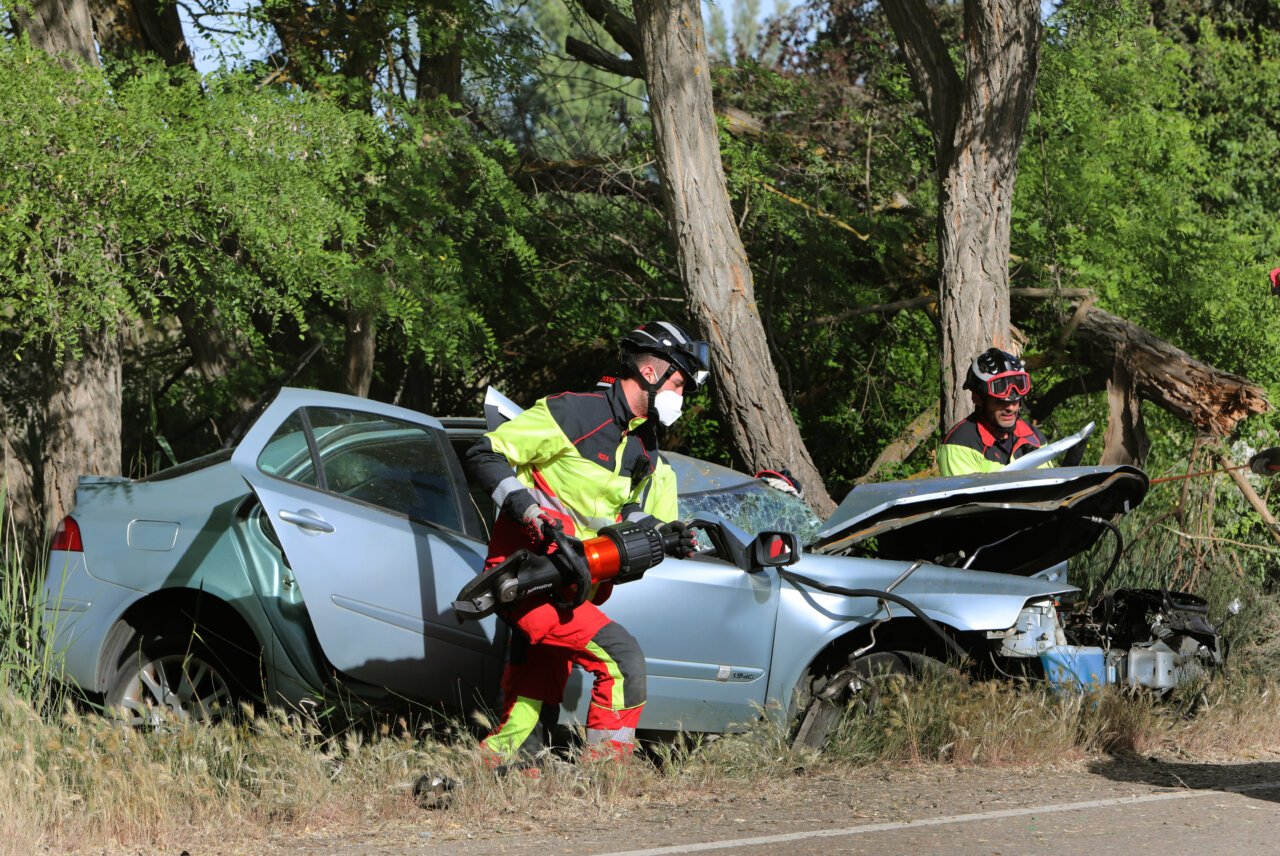 Bomberos rescatando a un hombre atrapado en un coche accidentado