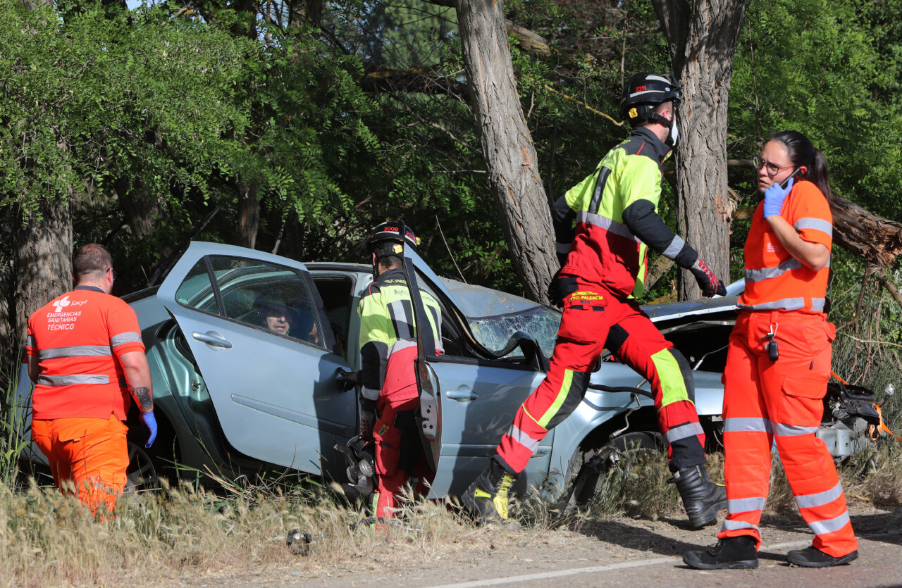 Intervención de bomberos en accidente de tráfico en Palencia
