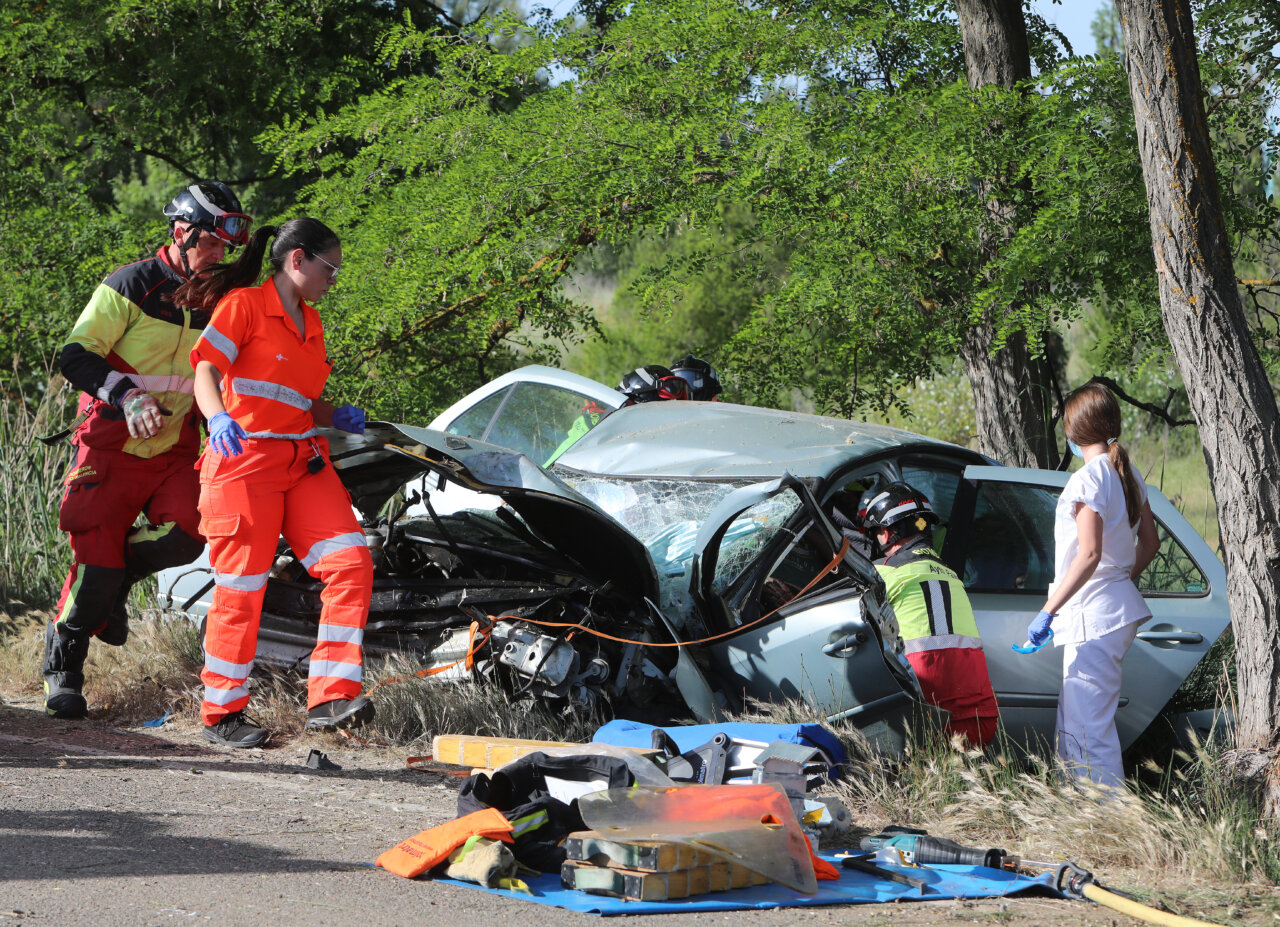 Intervención de bomberos y personal sanitario en accidente de tráfico en Palencia.