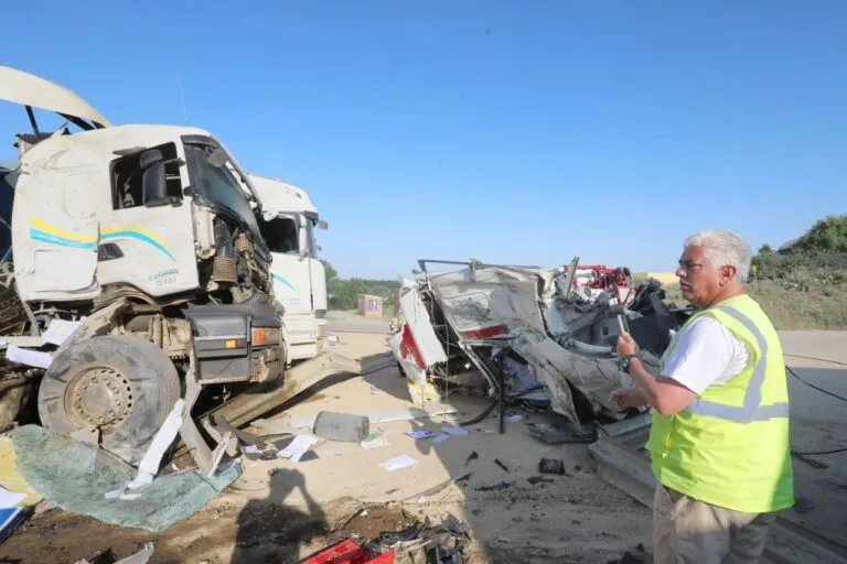 Accidente de camiones en Monzón de Campos con daños visibles.
