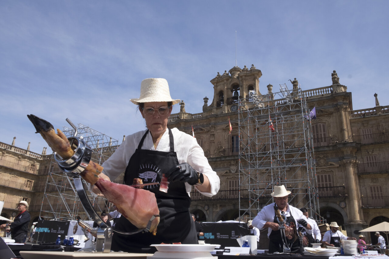 Cortadores de jamón en la Plaza Mayor de Salamanca durante un evento